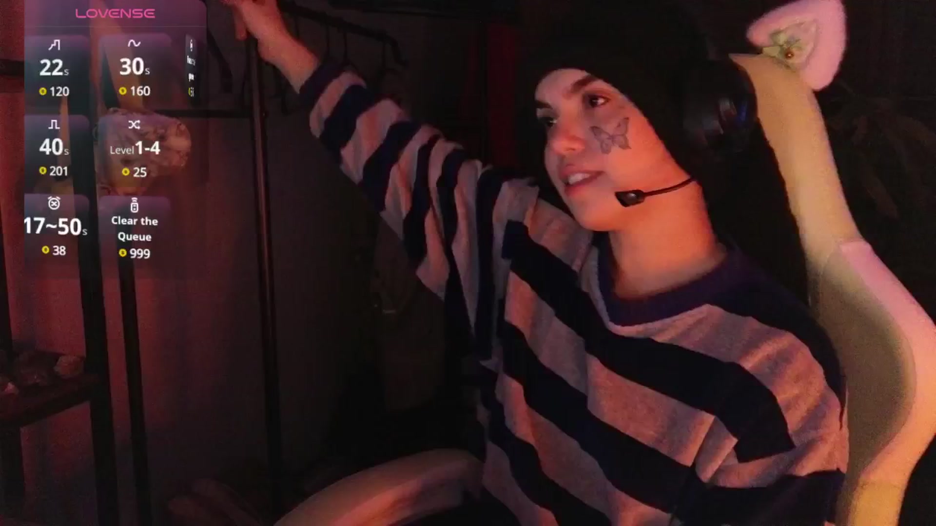 Gallery image thumbnail from Bluedweeb's myfreecams stream on, 12/23/2024, 07:23 image 12 of 20