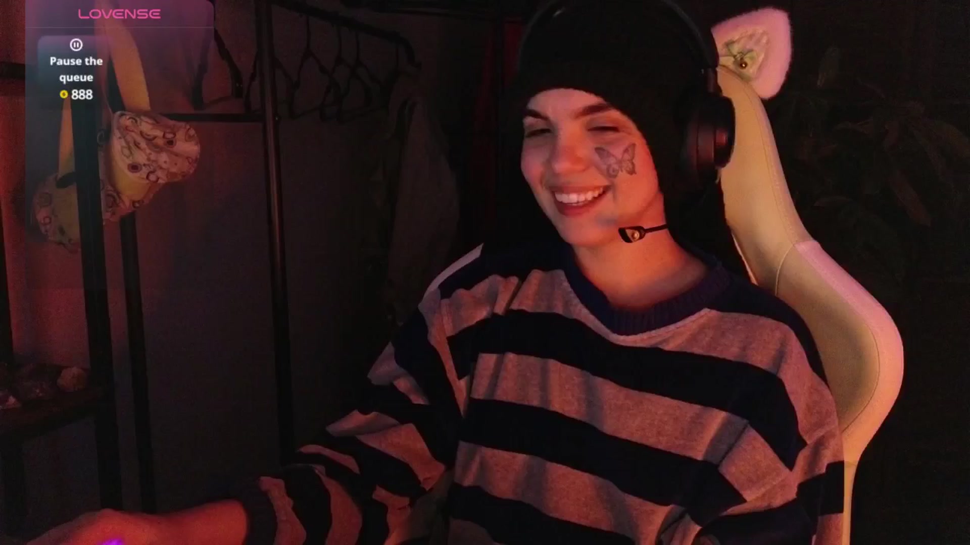 Gallery image thumbnail from Bluedweeb's myfreecams stream on, 12/23/2024, 07:23 image 17 of 20