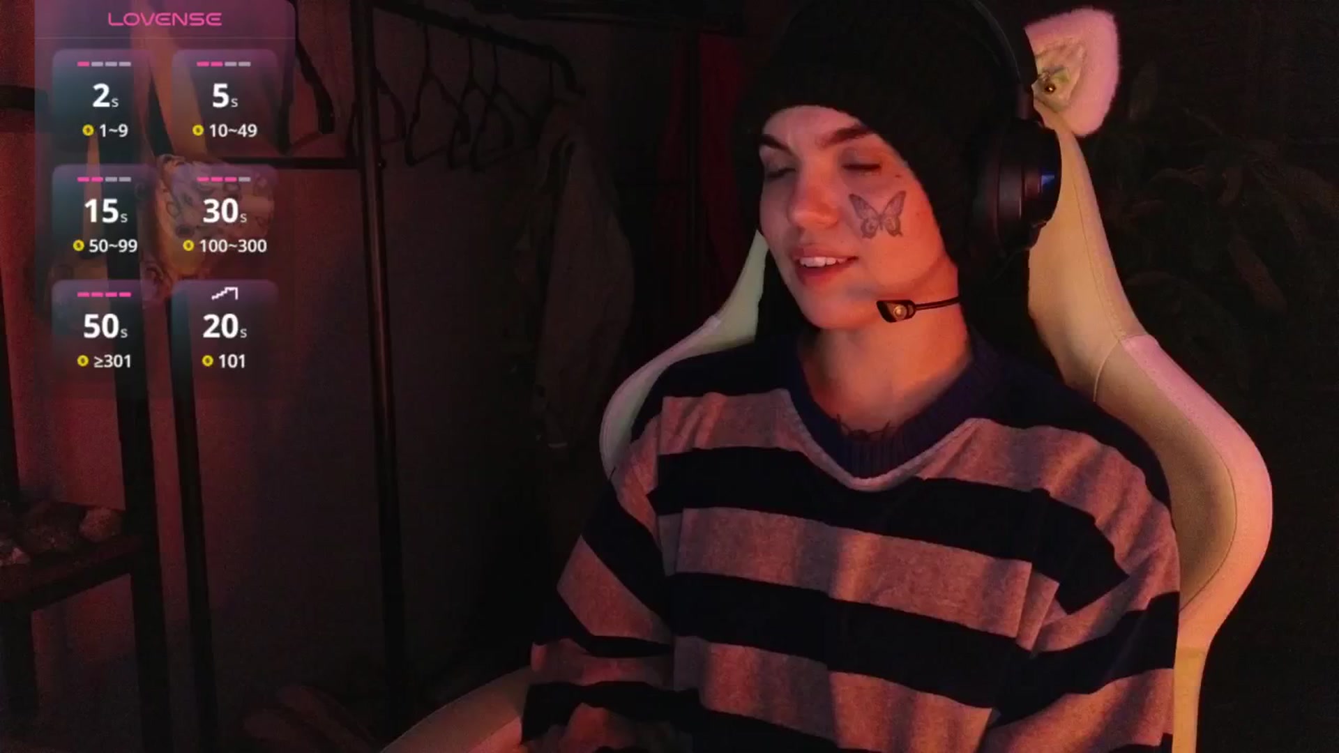 Gallery image thumbnail from Bluedweeb's myfreecams stream on, 12/23/2024, 07:23 image 3 of 20