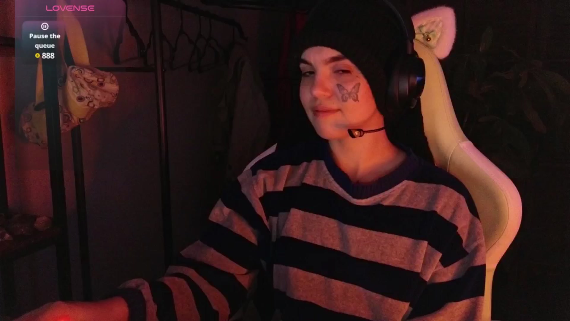 Gallery image thumbnail from Bluedweeb's myfreecams stream on, 12/23/2024, 07:23 image 14 of 20