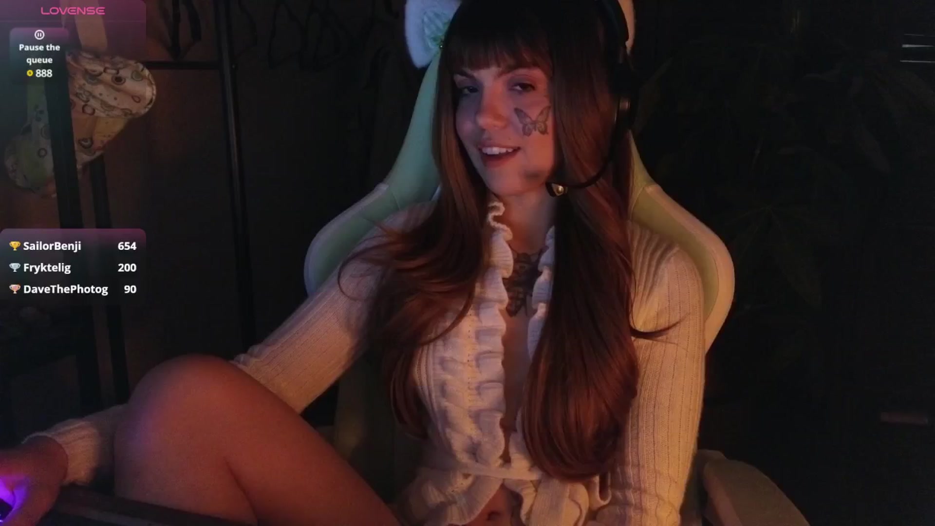 Gallery image thumbnail from Bluedweeb's myfreecams stream on, 12/25/2024, 02:17 image 3 of 20
