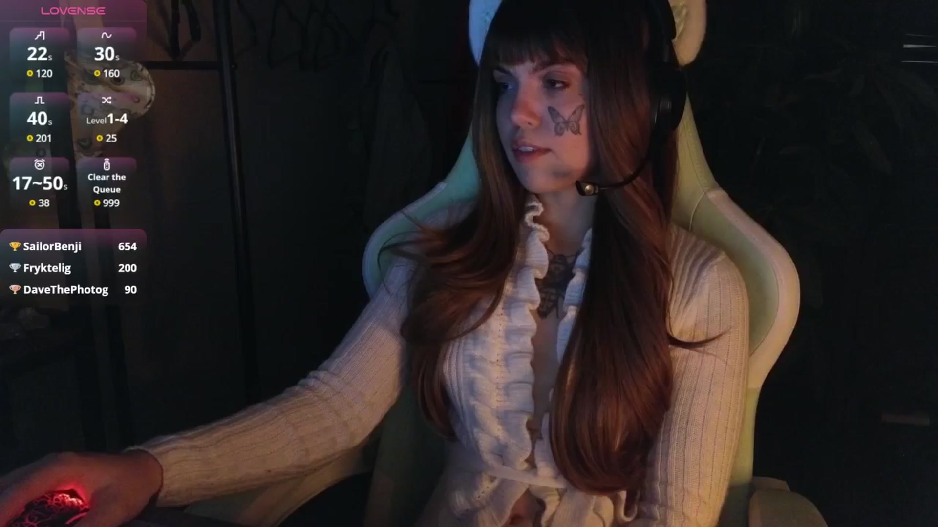 Gallery image thumbnail from Bluedweeb's myfreecams stream on, 12/25/2024, 02:17 image 1 of 20