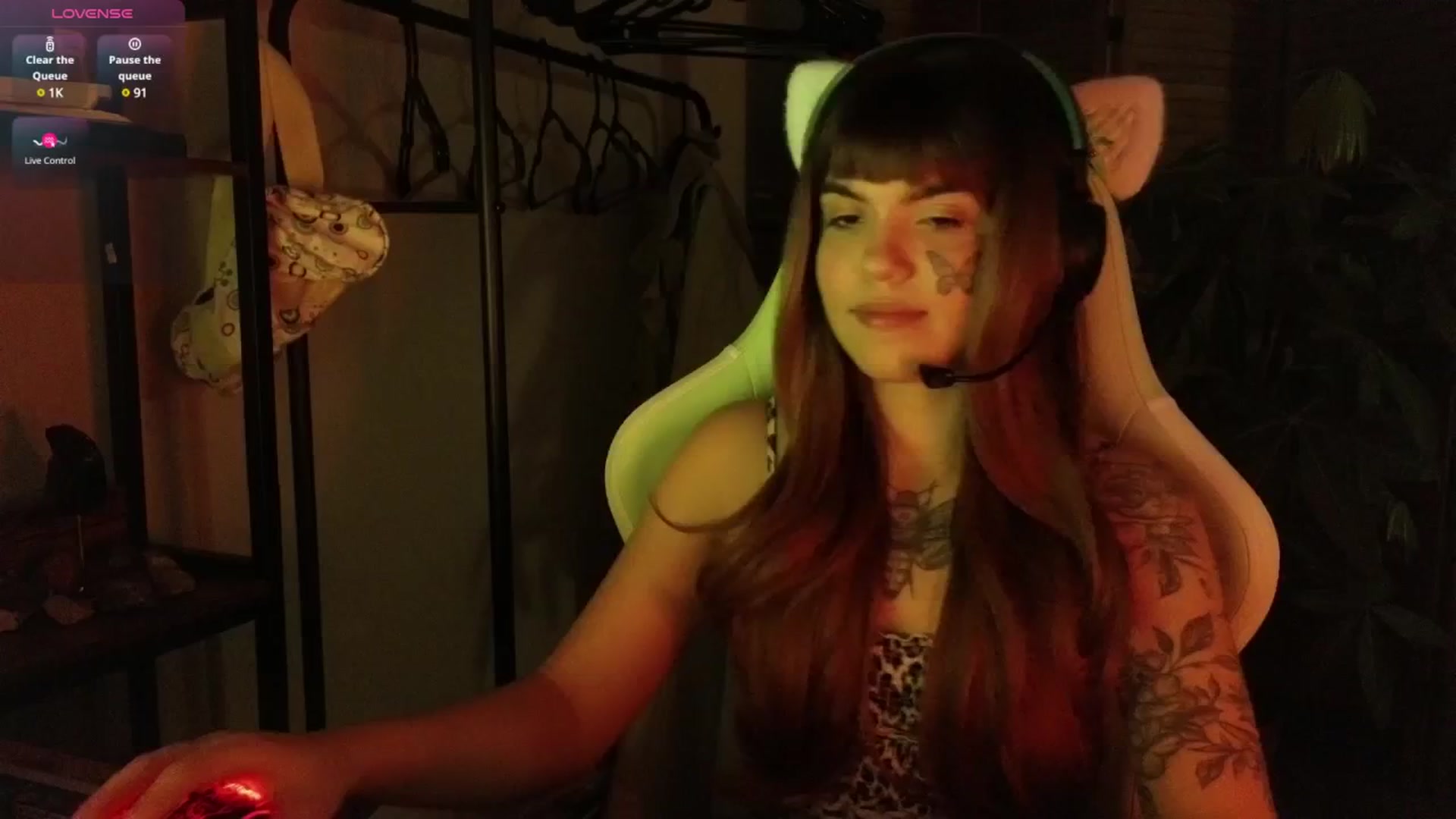 Gallery image thumbnail from Bluedweeb's myfreecams stream on, 12/26/2024, 09:39 image 13 of 20