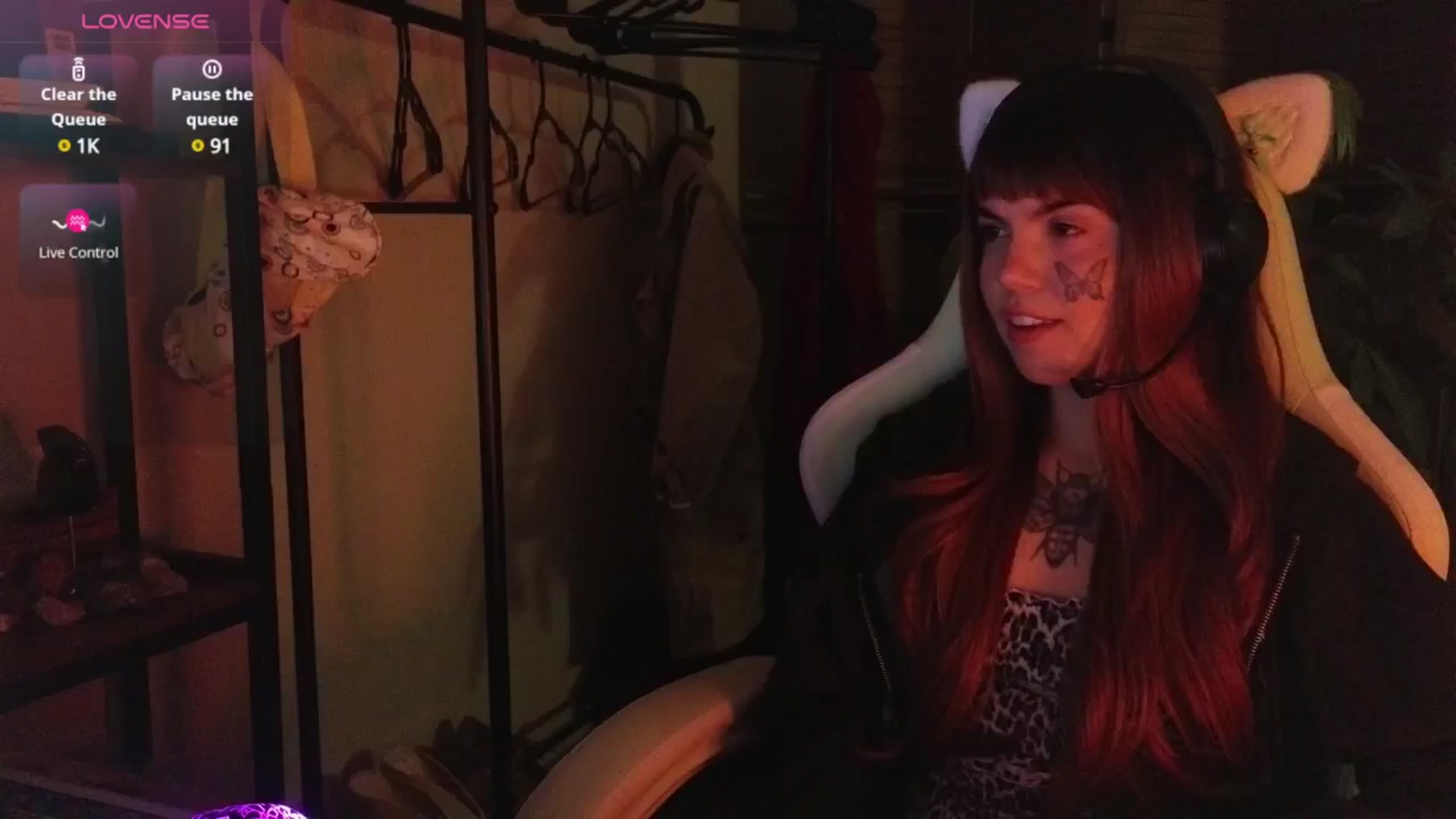 Gallery image thumbnail from Bluedweeb's myfreecams stream on, 12/26/2024, 09:39 image 4 of 20