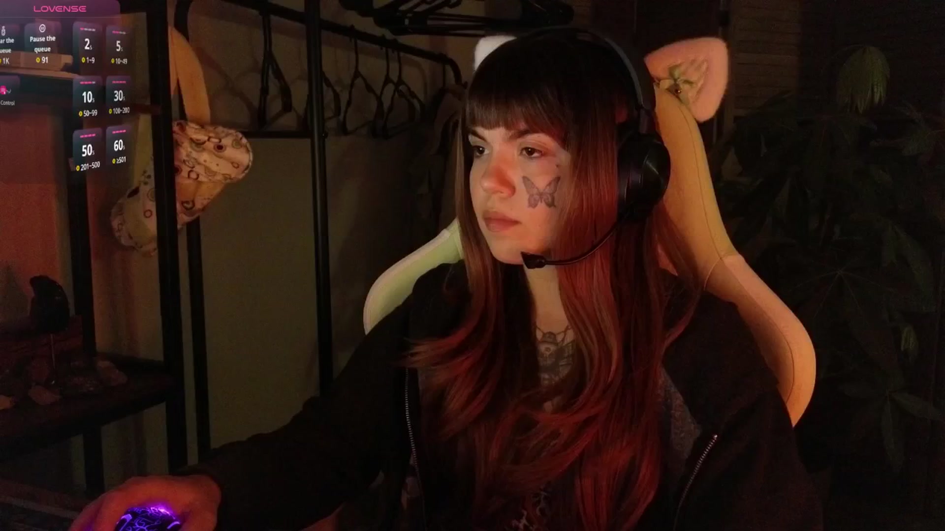 Gallery image thumbnail from Bluedweeb's myfreecams stream on, 12/26/2024, 09:39 image 8 of 20