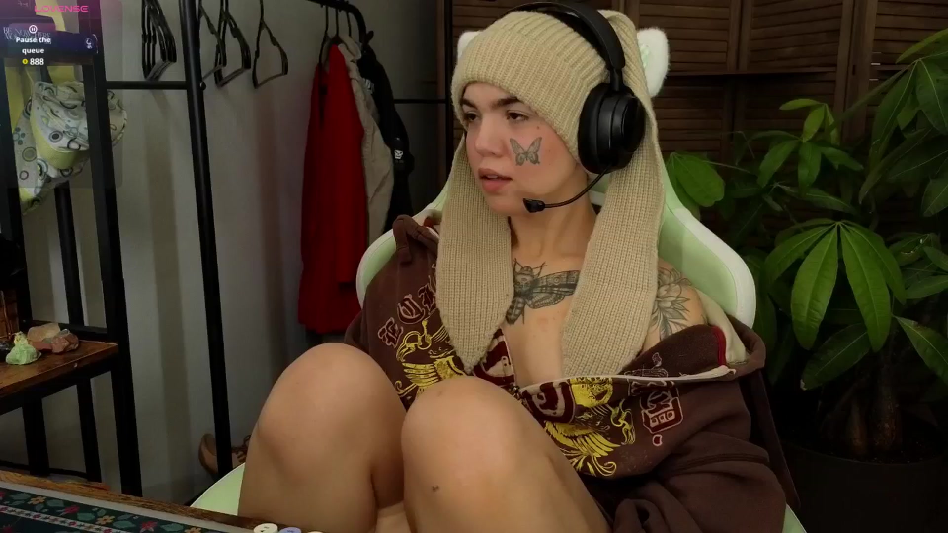 Gallery image thumbnail from Bluedweeb's myfreecams stream on, 01/01/2025, 19:35 image 7 of 20