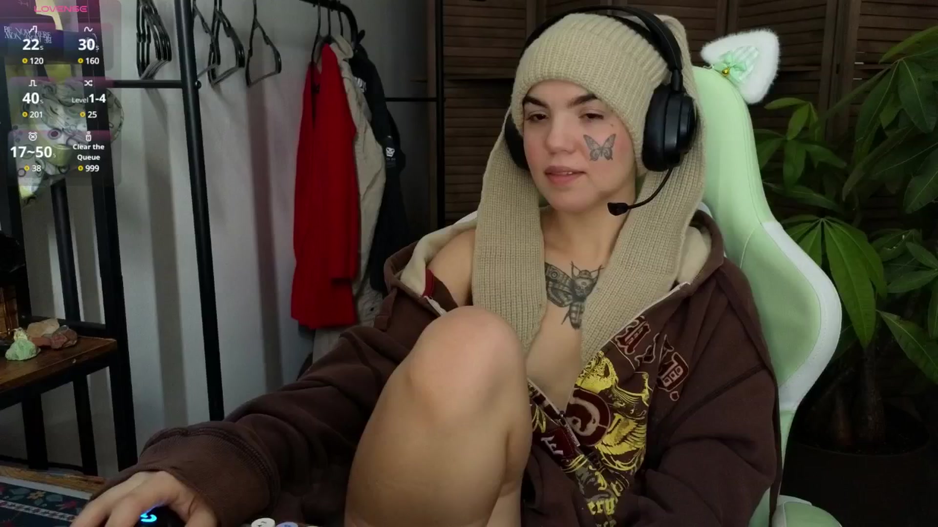Gallery image thumbnail from Bluedweeb's myfreecams stream on, 01/01/2025, 19:35 image 16 of 20