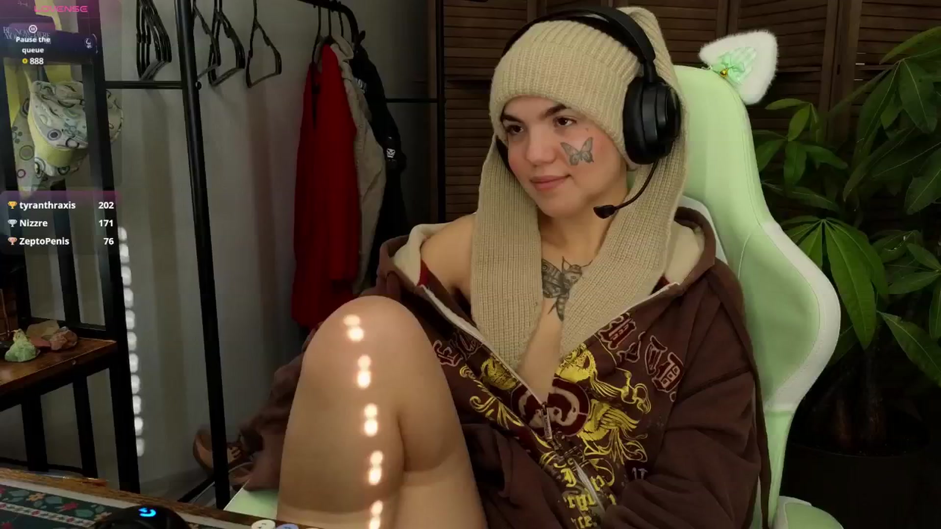 Gallery image thumbnail from Bluedweeb's myfreecams stream on, 01/01/2025, 19:35 image 15 of 20
