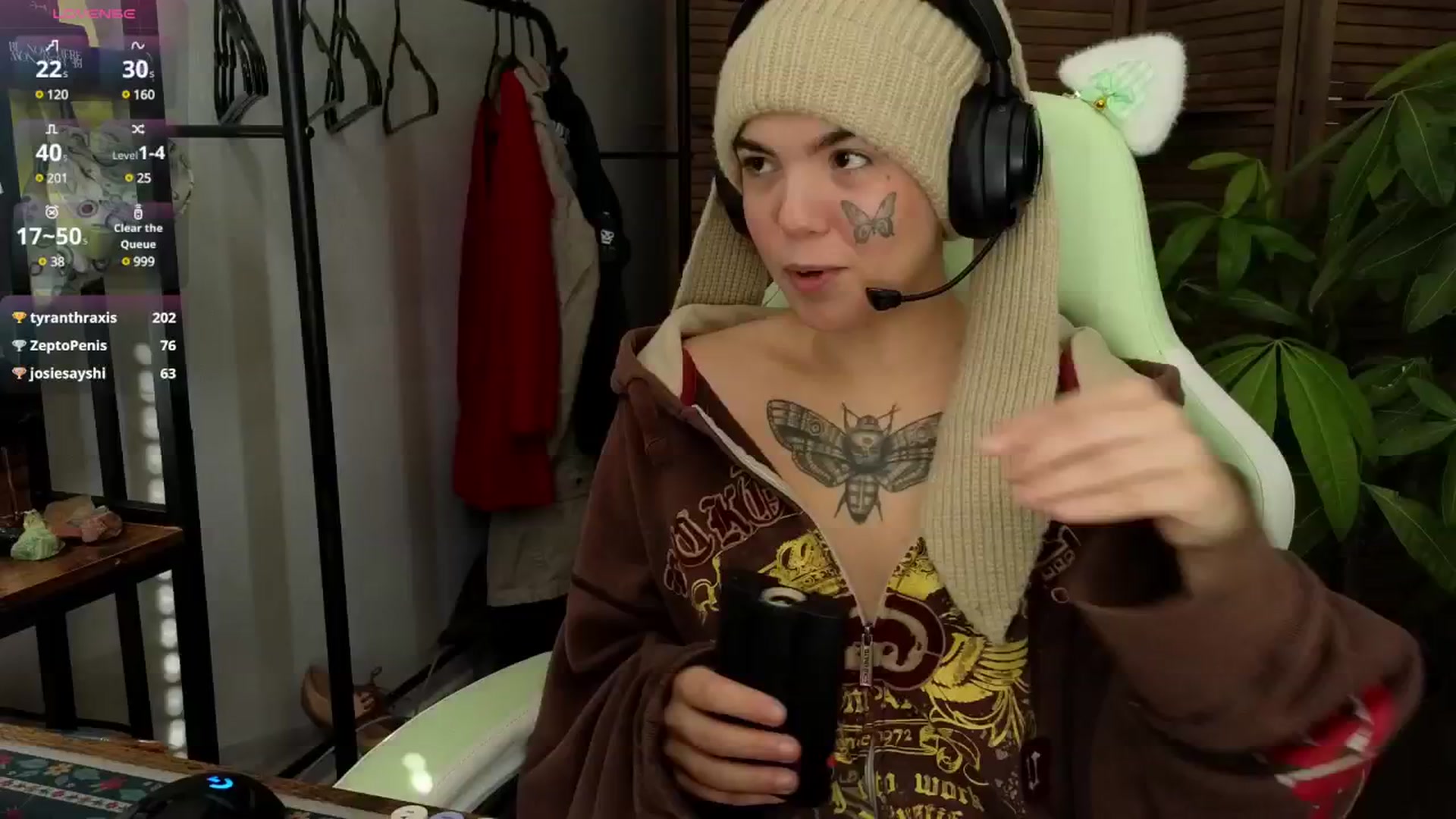 Gallery image thumbnail from Bluedweeb's myfreecams stream on, 01/01/2025, 19:35 image 13 of 20