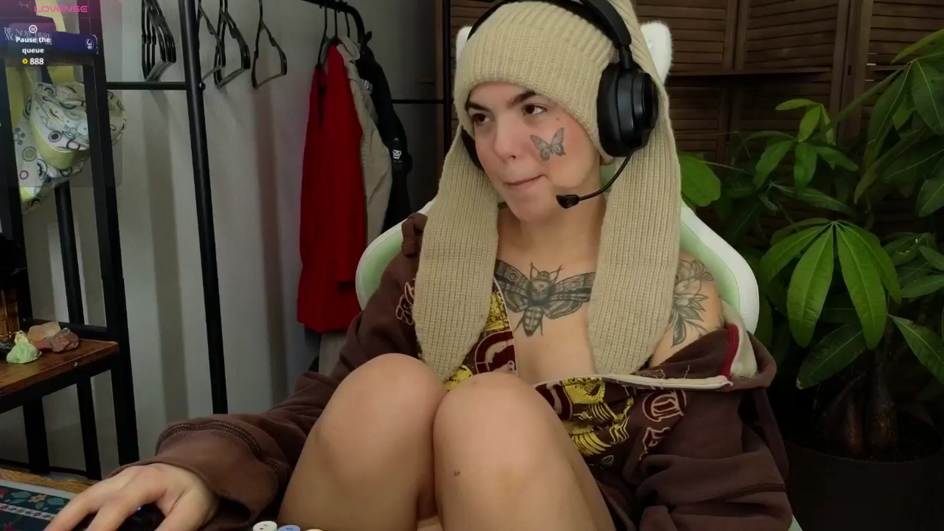 Gallery image thumbnail from Bluedweeb's myfreecams stream on, 01/01/2025, 19:35 image 3 of 20