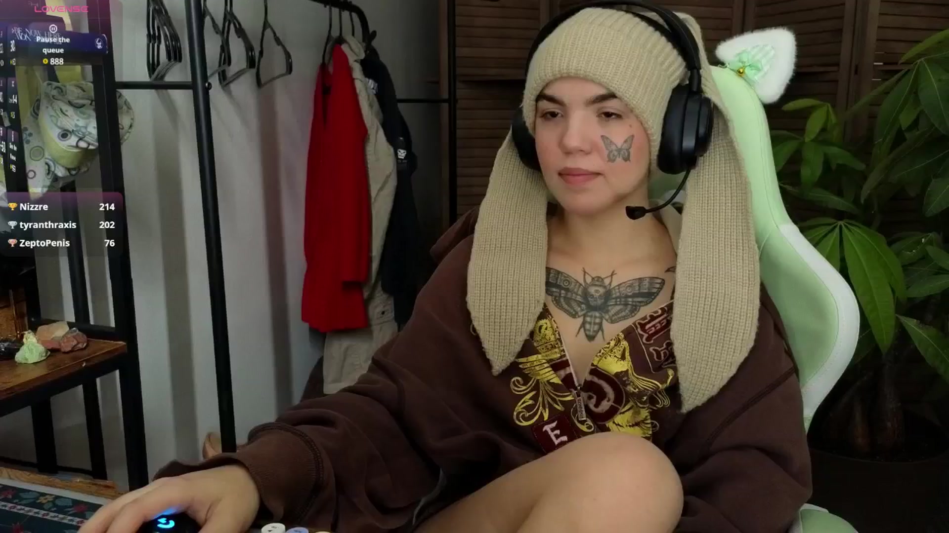 Gallery image thumbnail from Bluedweeb's myfreecams stream on, 01/01/2025, 19:35 image 17 of 20