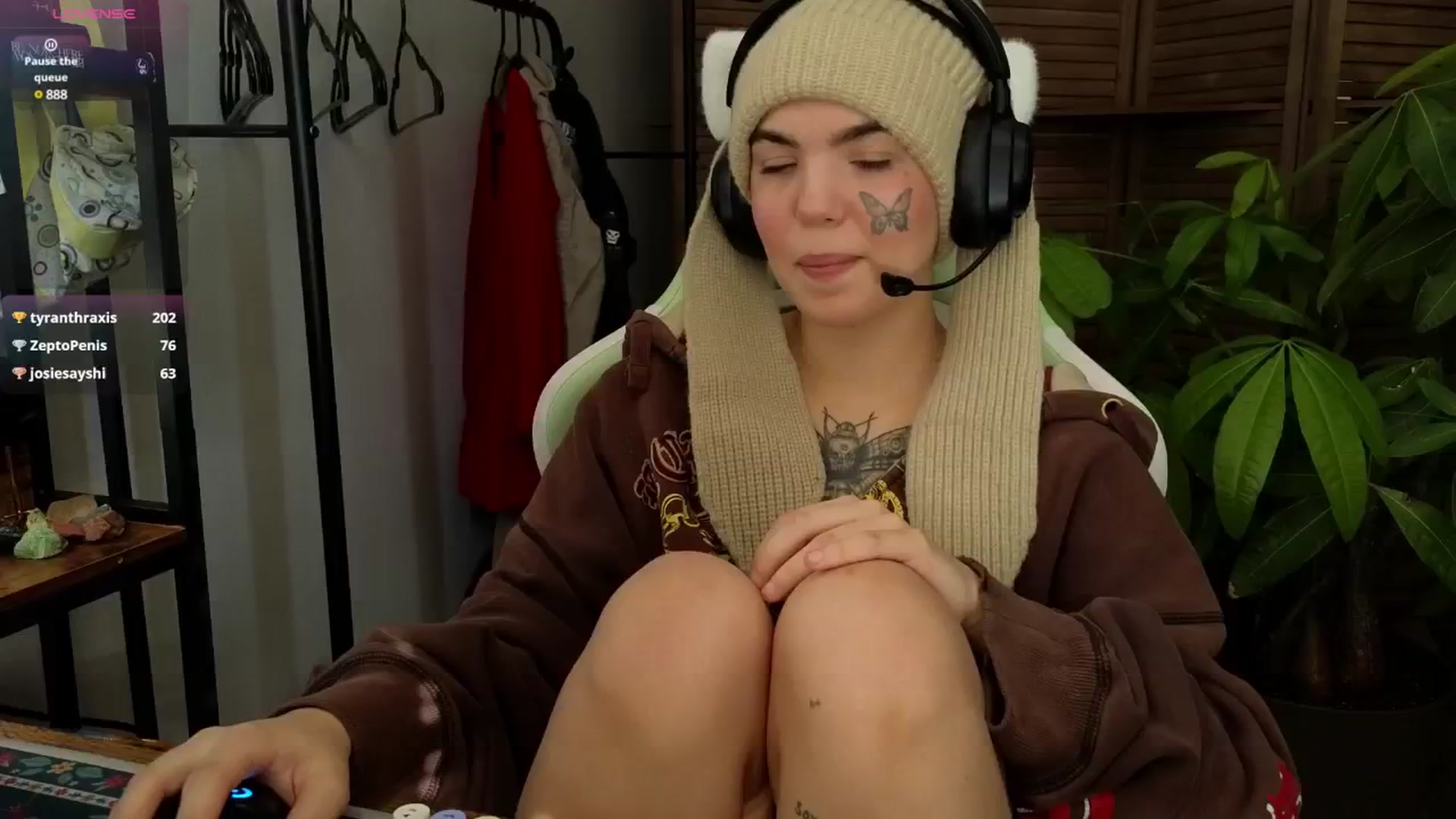 Gallery image thumbnail from Bluedweeb's myfreecams stream on, 01/01/2025, 19:35 image 11 of 20