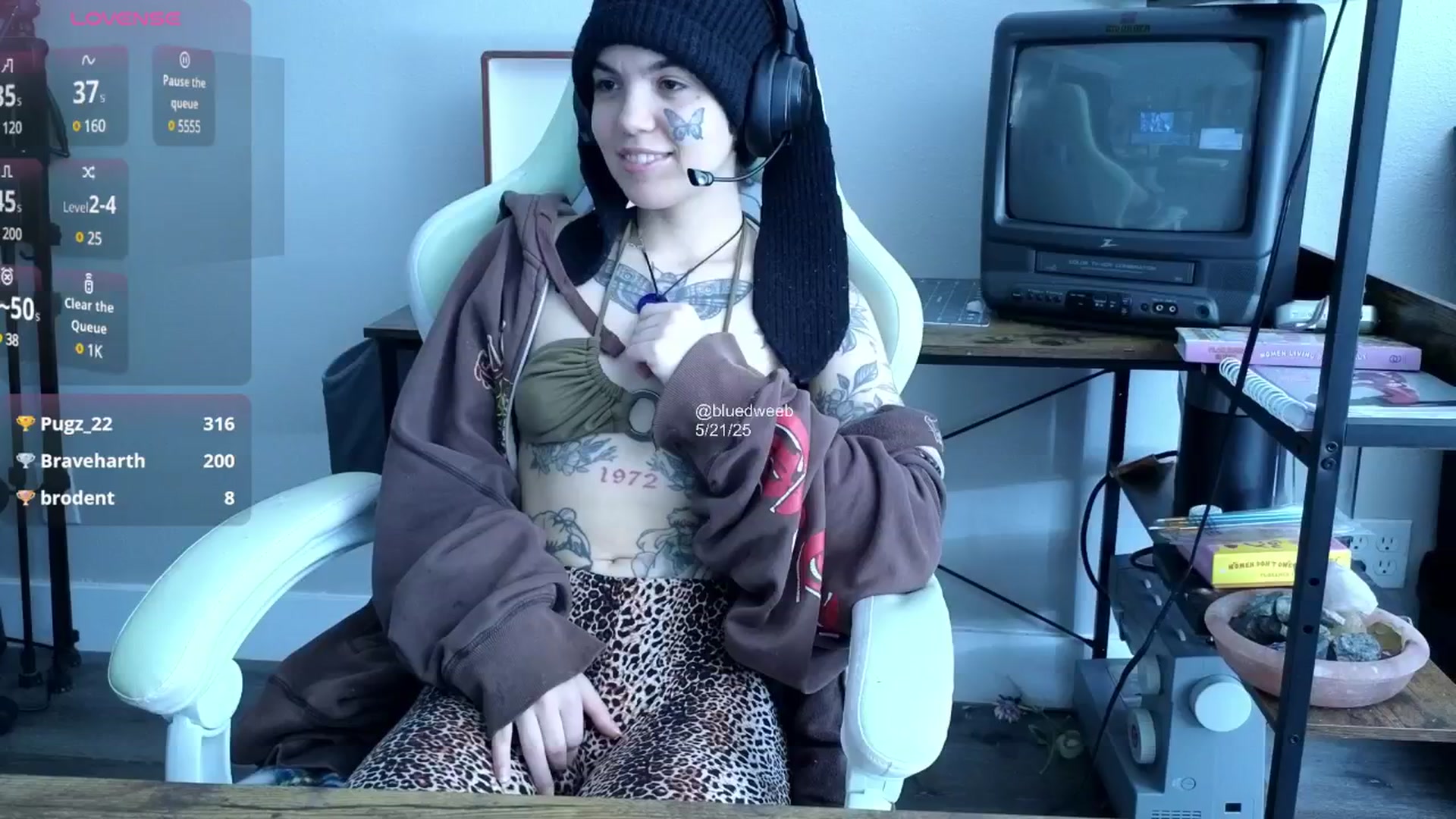 Gallery image thumbnail from Bluedweeb's myfreecams stream on, 05/21/2025, 22:21 image 7 of 20