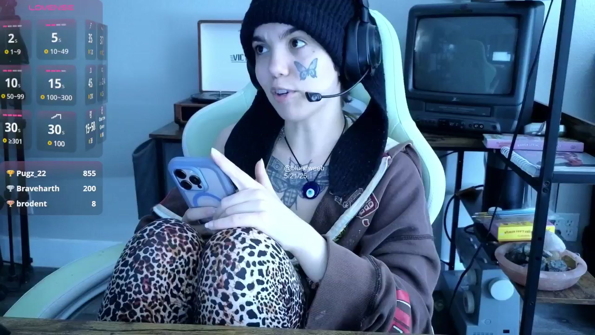 Gallery image thumbnail from Bluedweeb's myfreecams stream on, 05/21/2025, 22:21 image 11 of 20