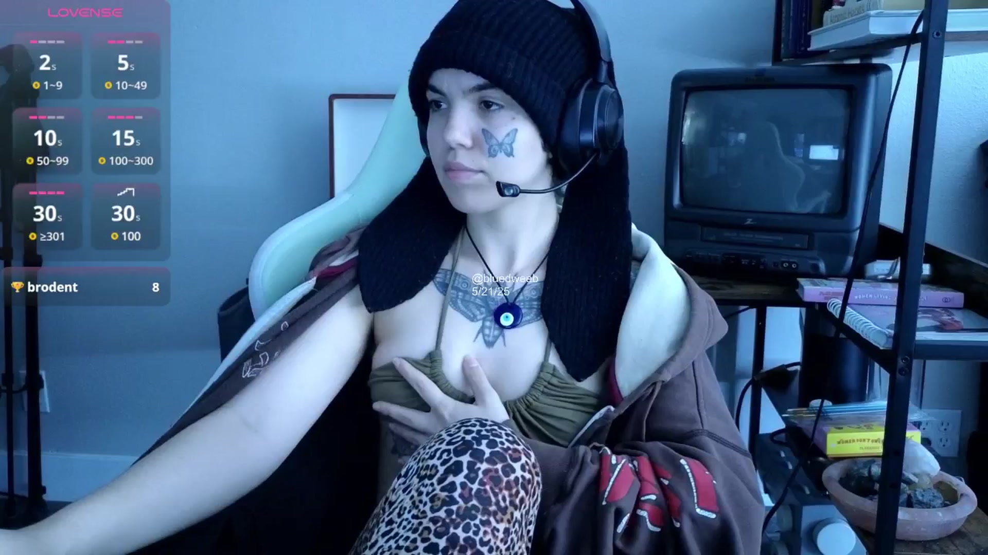 Gallery image thumbnail from Bluedweeb's myfreecams stream on, 05/21/2025, 22:21 image 3 of 20