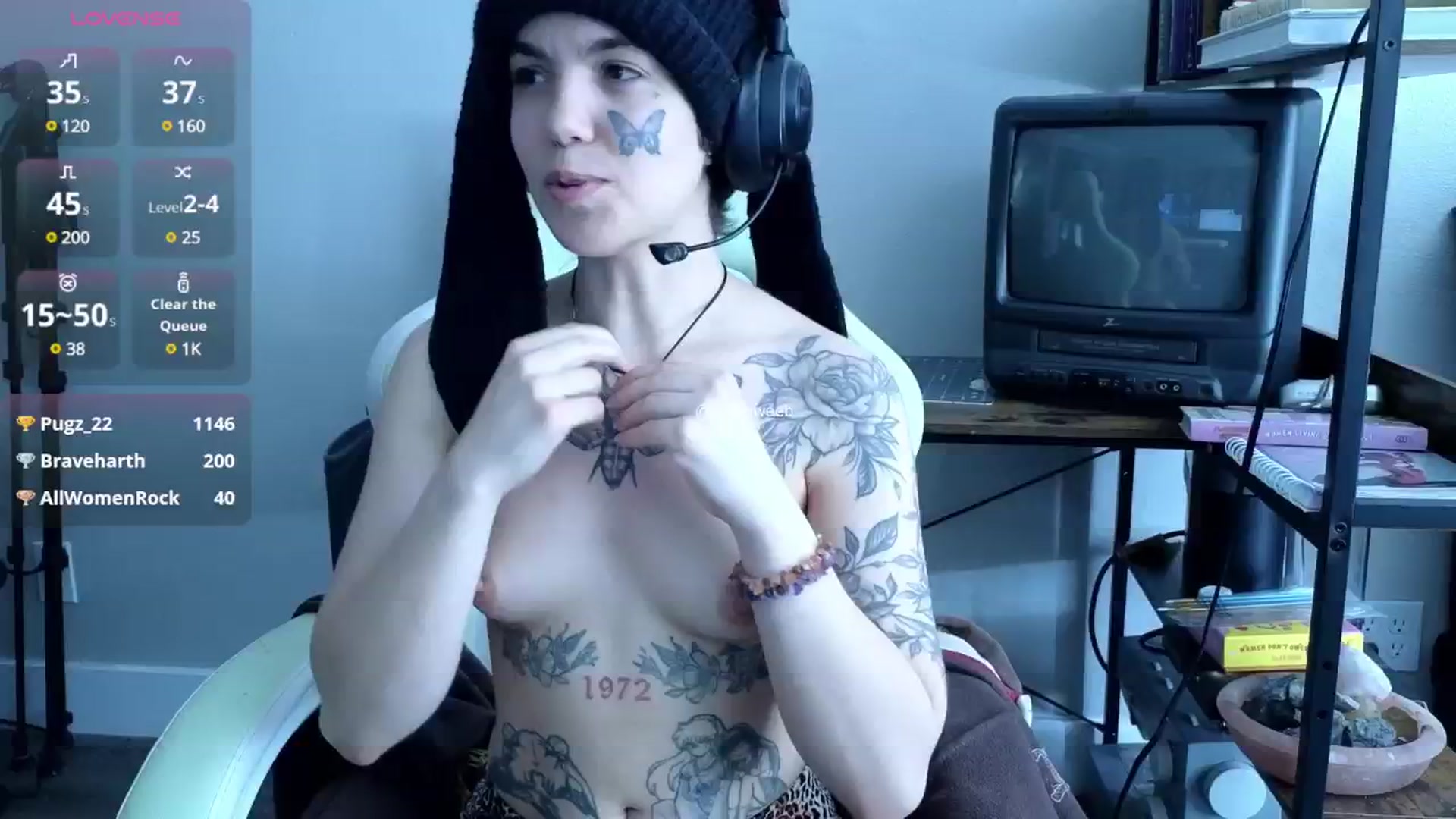 Gallery image thumbnail from Bluedweeb's myfreecams stream on, 05/21/2025, 22:21 image 18 of 20
