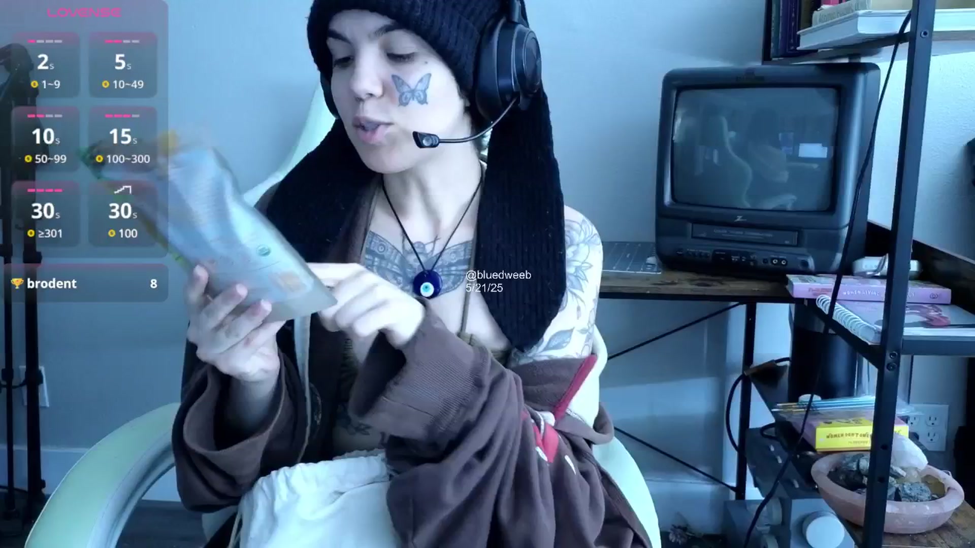 Gallery image thumbnail from Bluedweeb's myfreecams stream on, 05/21/2025, 22:21 image 4 of 20