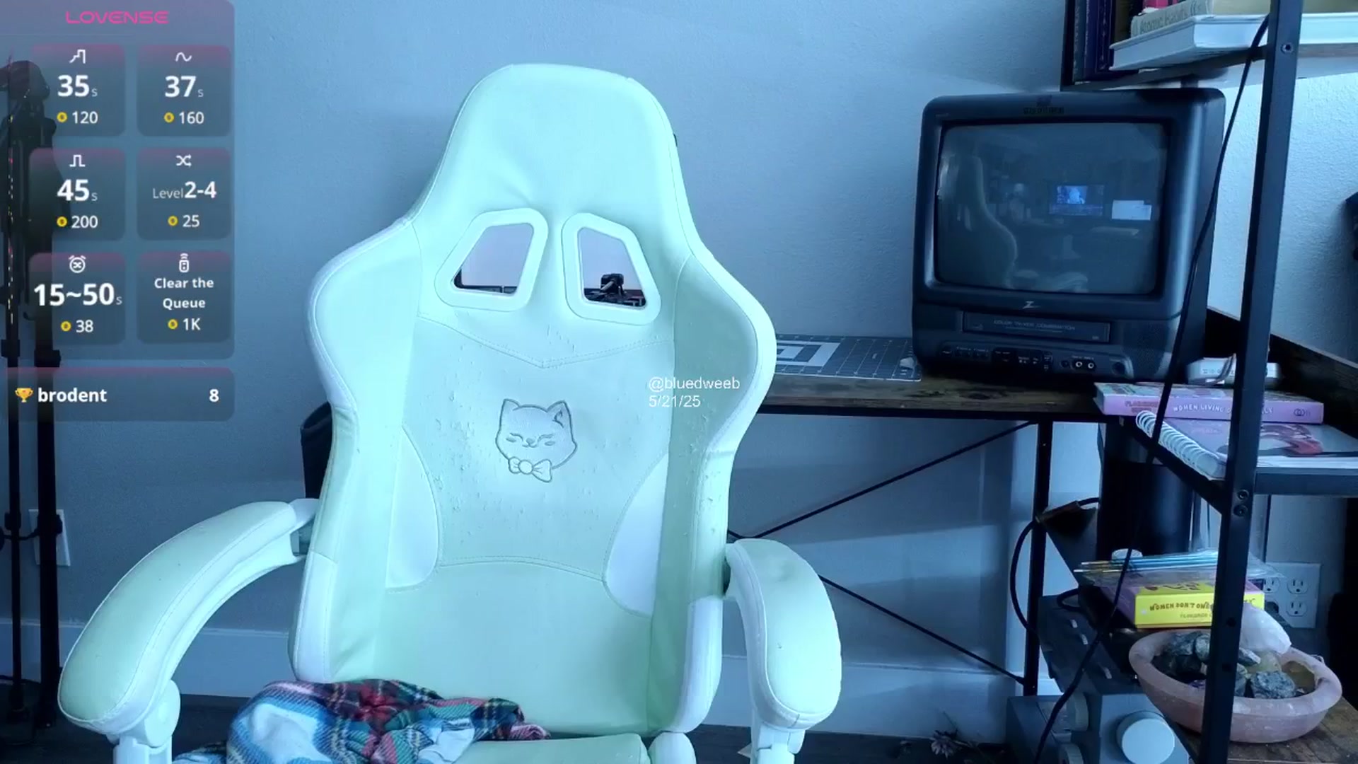 Gallery image thumbnail from Bluedweeb's myfreecams stream on, 05/21/2025, 22:21 image 5 of 20