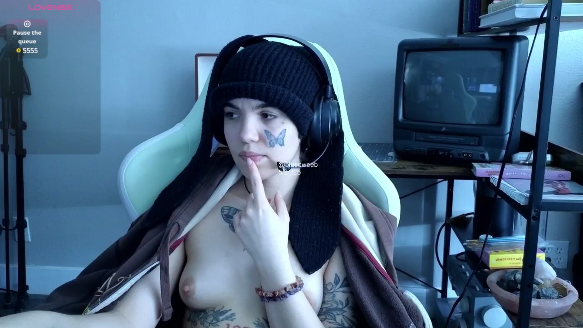 Gallery image thumbnail from Bluedweeb's myfreecams stream on, 05/21/2025, 22:21 image 20 of 20