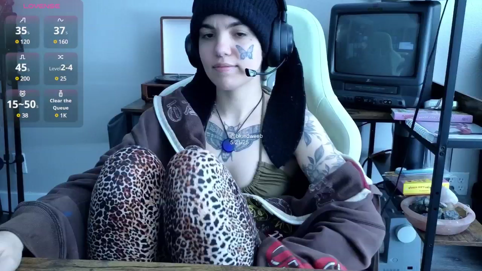 Gallery image thumbnail from Bluedweeb's myfreecams stream on, 05/21/2025, 22:21 image 12 of 20