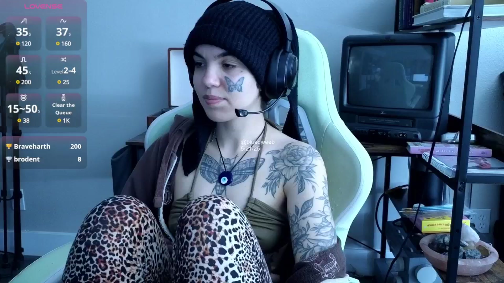 Gallery image thumbnail from Bluedweeb's myfreecams stream on, 05/21/2025, 22:21 image 6 of 20