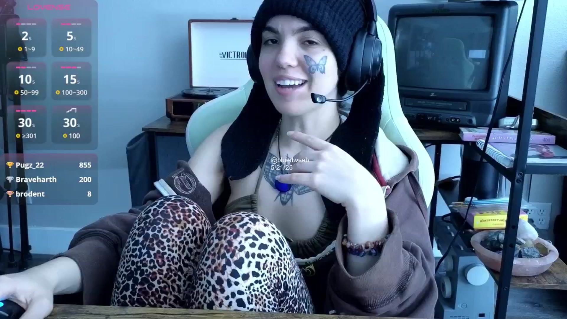 Gallery image thumbnail from Bluedweeb's myfreecams stream on, 05/21/2025, 22:21 image 10 of 20