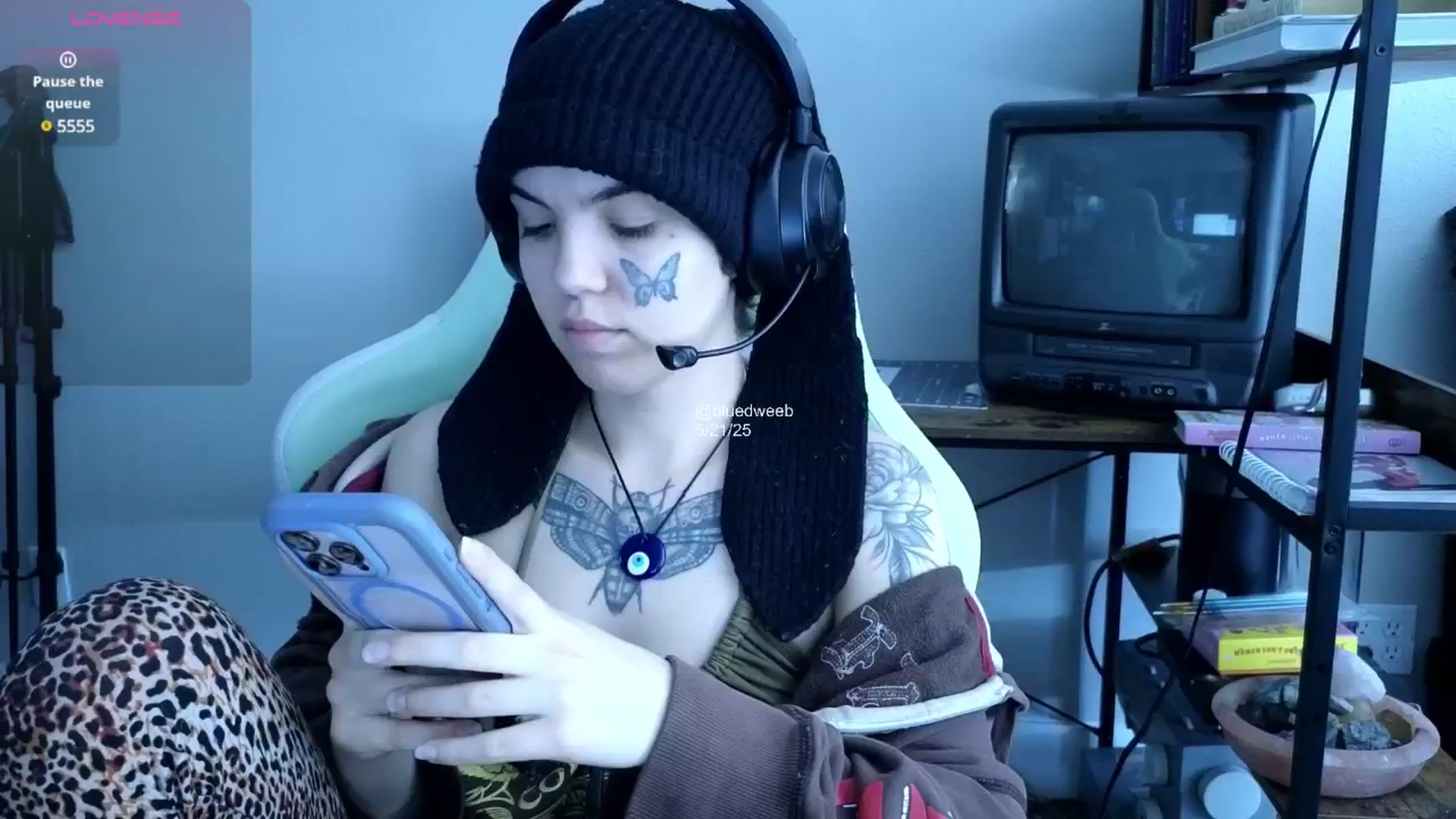 Gallery image thumbnail from Bluedweeb's myfreecams stream on, 05/21/2025, 22:21 image 1 of 20