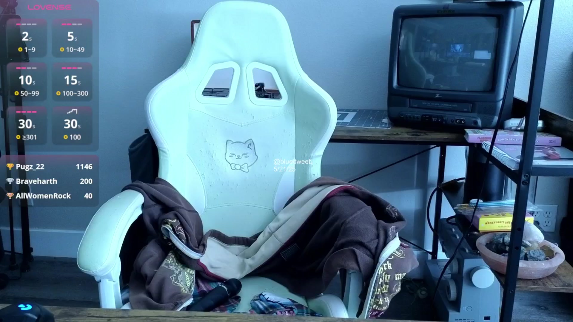 Gallery image thumbnail from Bluedweeb's myfreecams stream on, 05/21/2025, 22:21 image 16 of 20