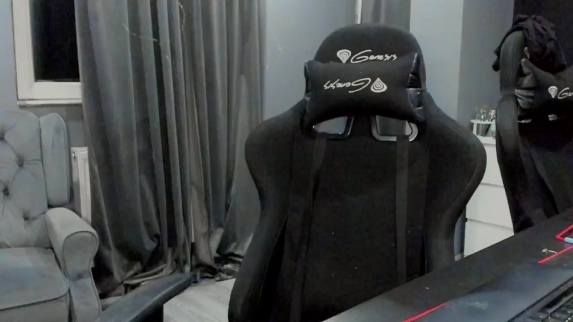 Gallery image thumbnail from BlueeeS's myfreecams stream on, 08/15/2024, 24:02 image 16 of 20