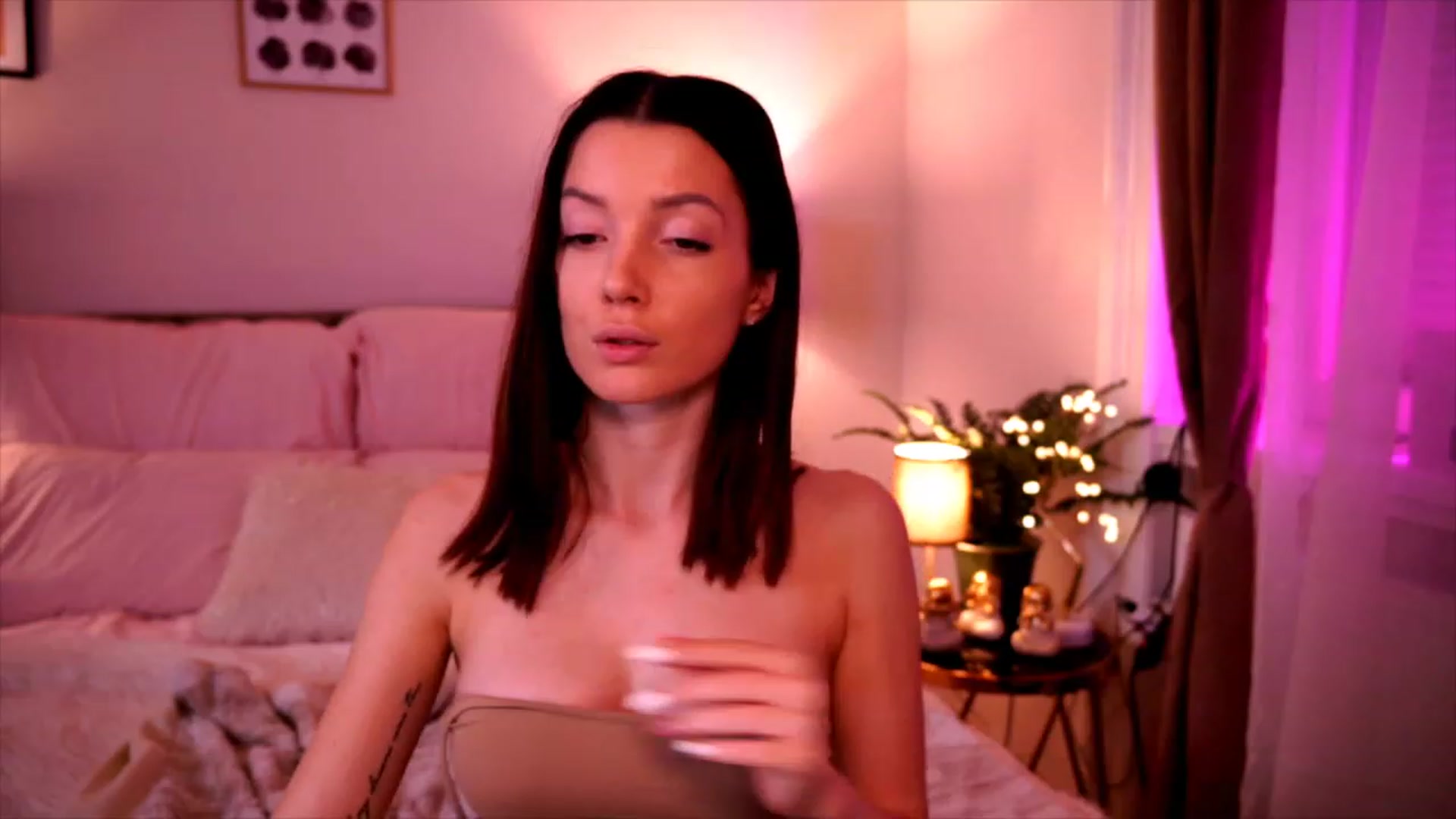 Gallery image thumbnail from Bon_bon_baby's myfreecams stream on, 11/17/2022, 16:29 image 18 of 20
