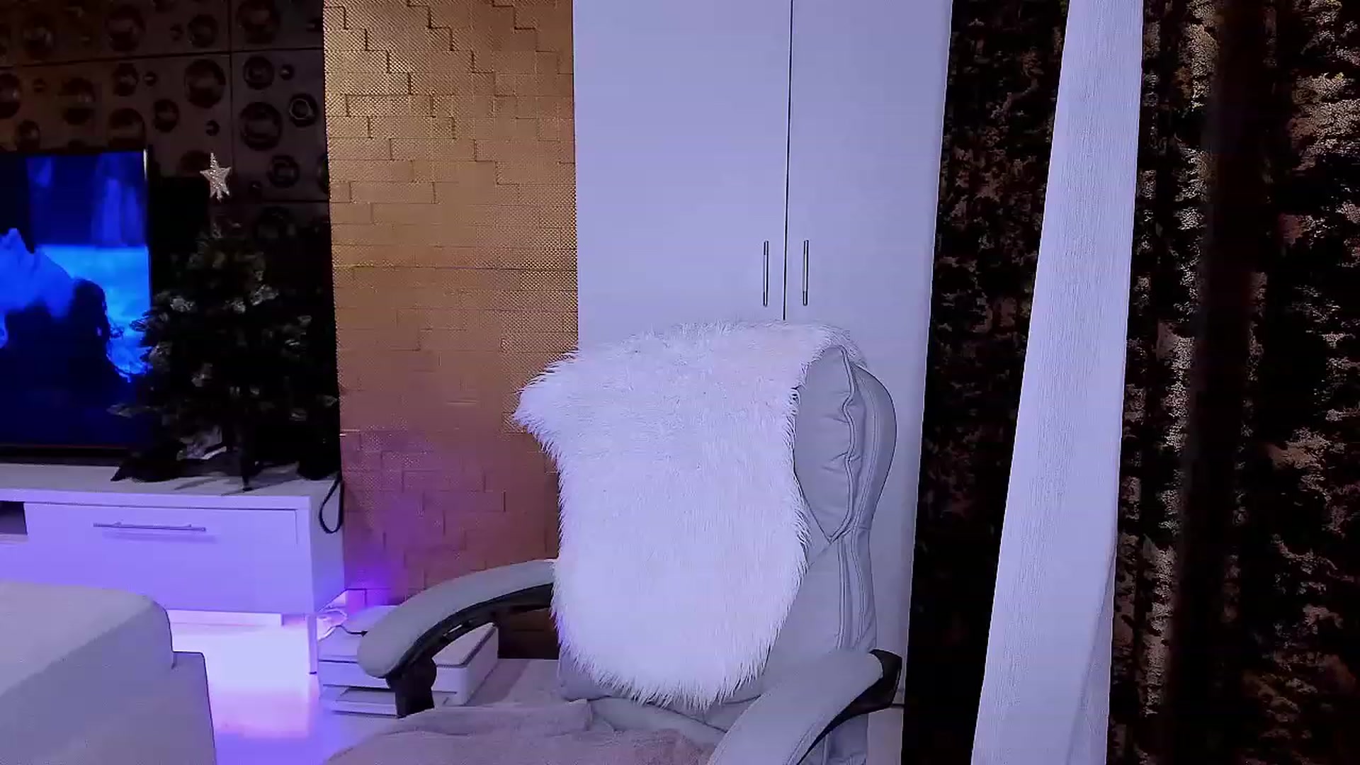 Gallery image thumbnail from BondGirl007's myfreecams stream on, 12/10/2022, 19:07 image 1 of 20