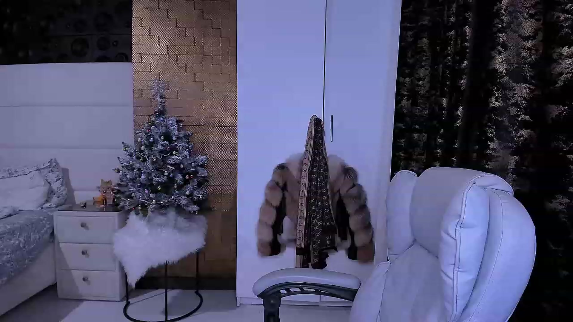 Gallery image thumbnail from BondGirl007's myfreecams stream on, 12/24/2022, 23:56 image 19 of 20