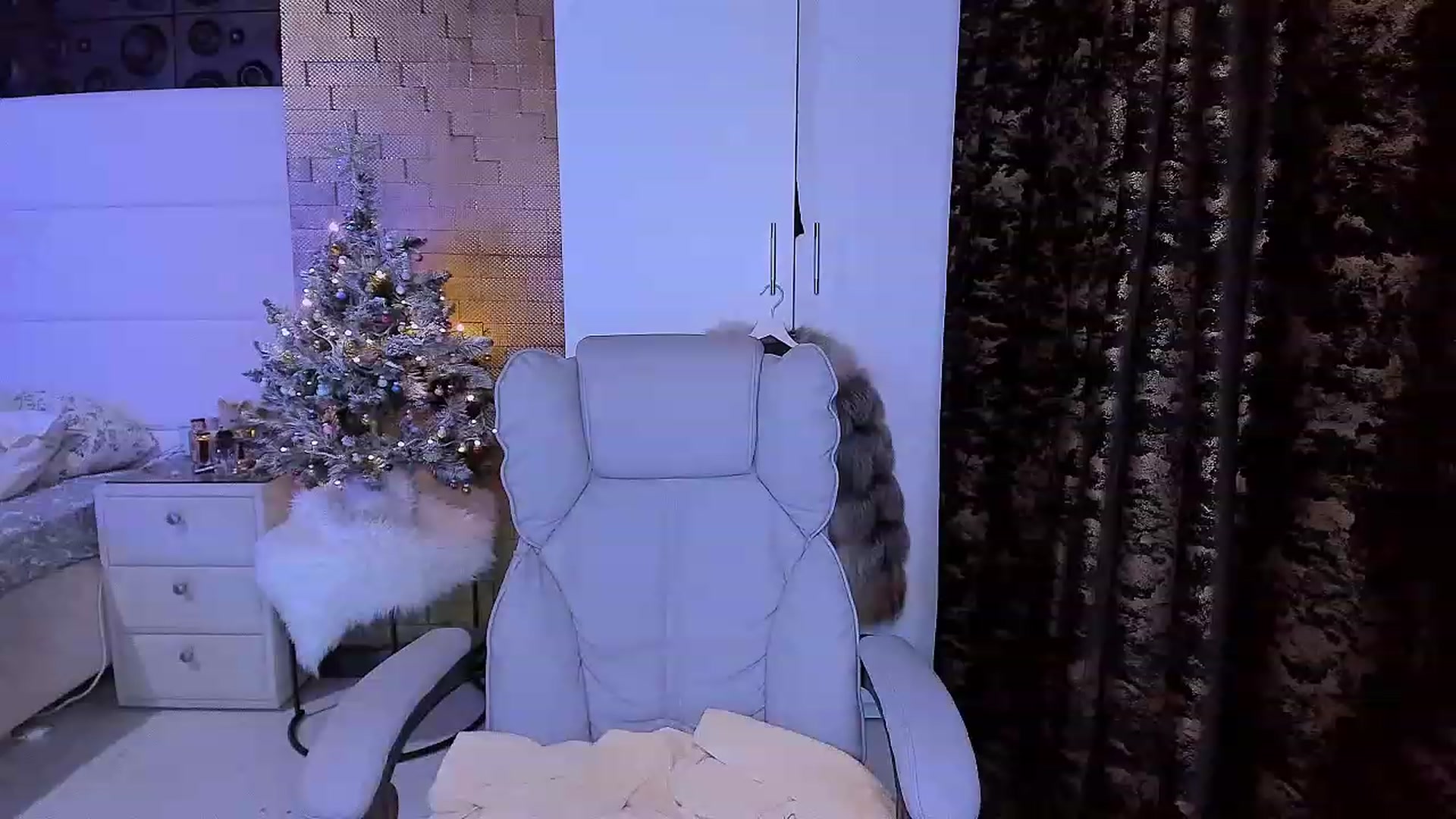 Gallery image thumbnail from BondGirl007's myfreecams stream on, 12/30/2022, 19:11 image 18 of 20