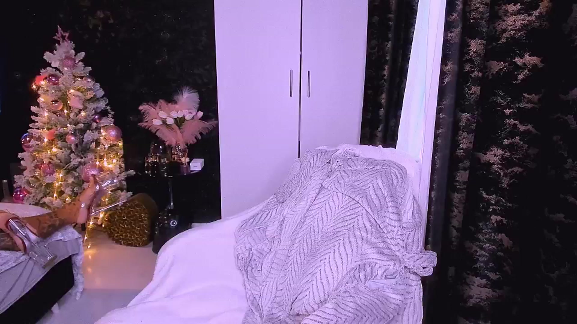 Gallery image thumbnail from BondPAM007's myfreecams stream on, 12/15/2024, 13:53 image 15 of 20