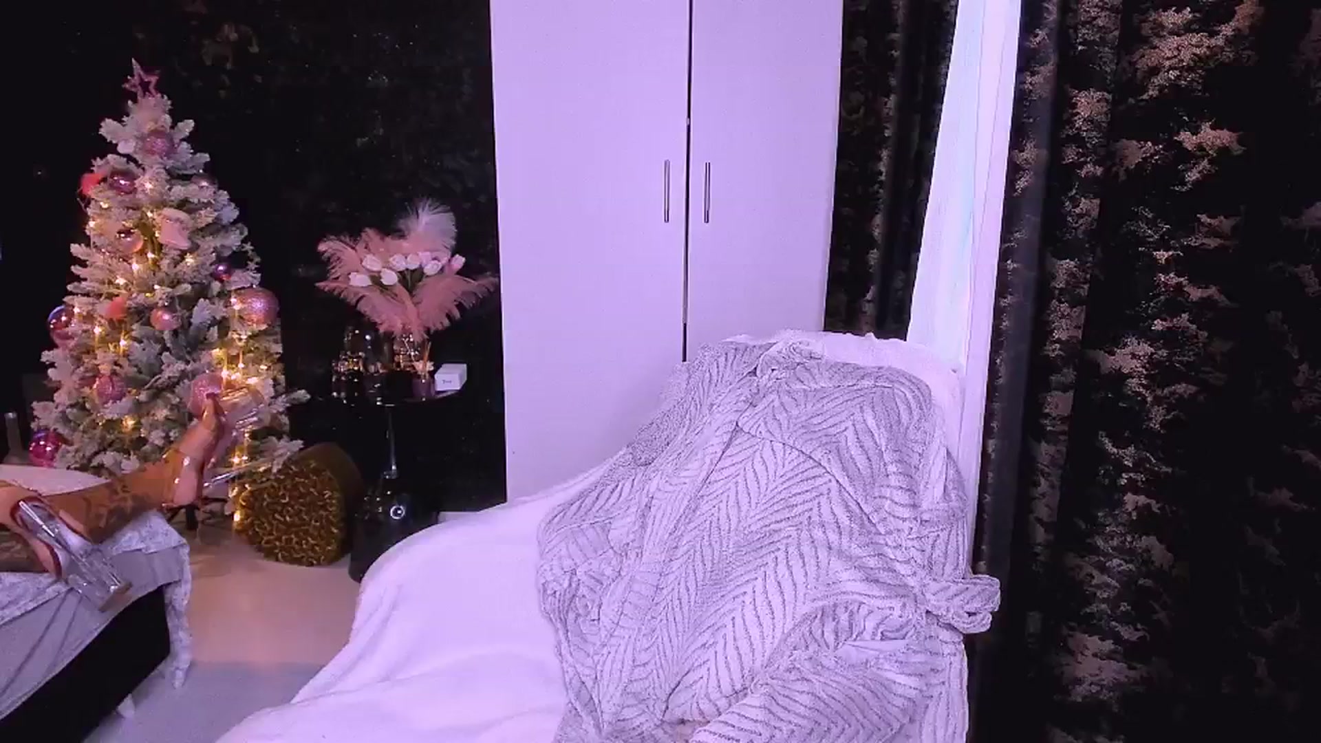 Gallery image thumbnail from BondPAM007's myfreecams stream on, 12/15/2024, 13:53 image 13 of 20