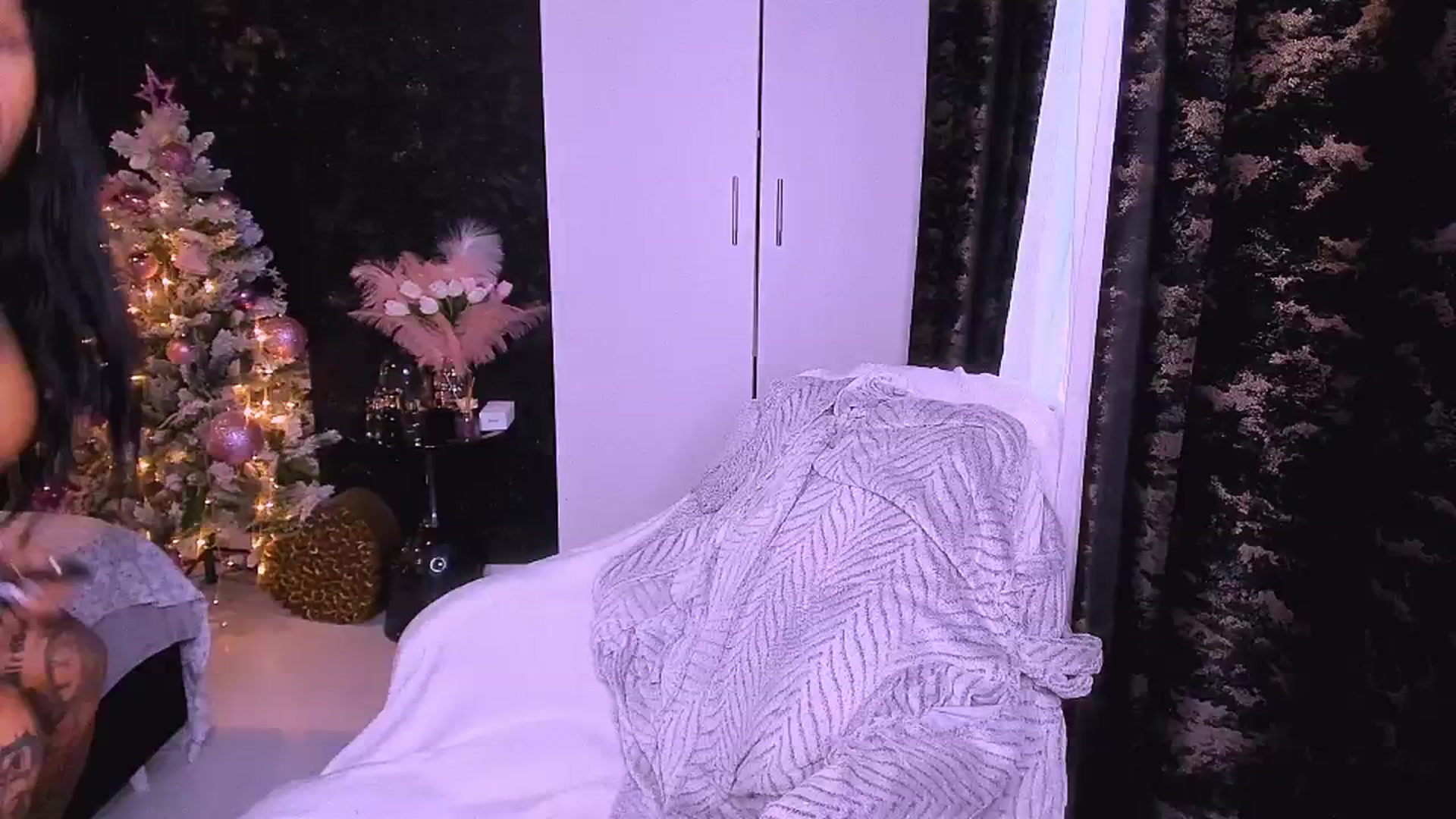 Gallery image thumbnail from BondPAM007's myfreecams stream on, 12/15/2024, 13:53 image 16 of 20