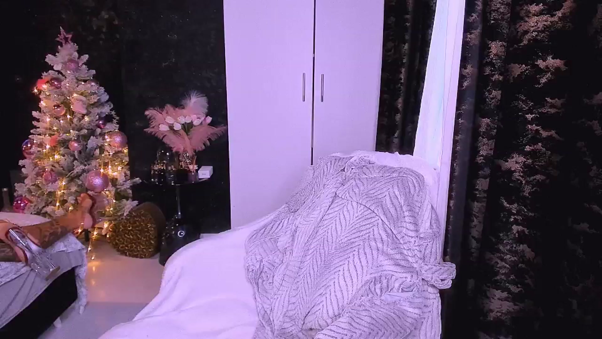 Gallery image thumbnail from BondPAM007's myfreecams stream on, 12/15/2024, 13:53 image 14 of 20