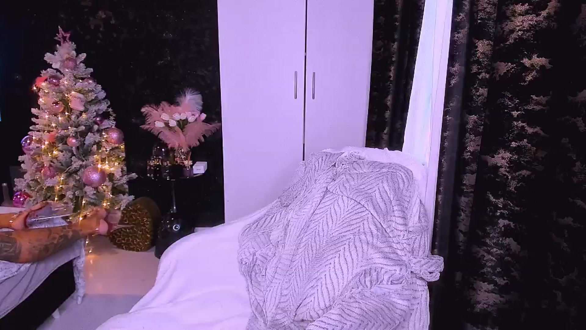 Gallery image thumbnail from BondPAM007's myfreecams stream on, 12/15/2024, 13:53 image 8 of 20