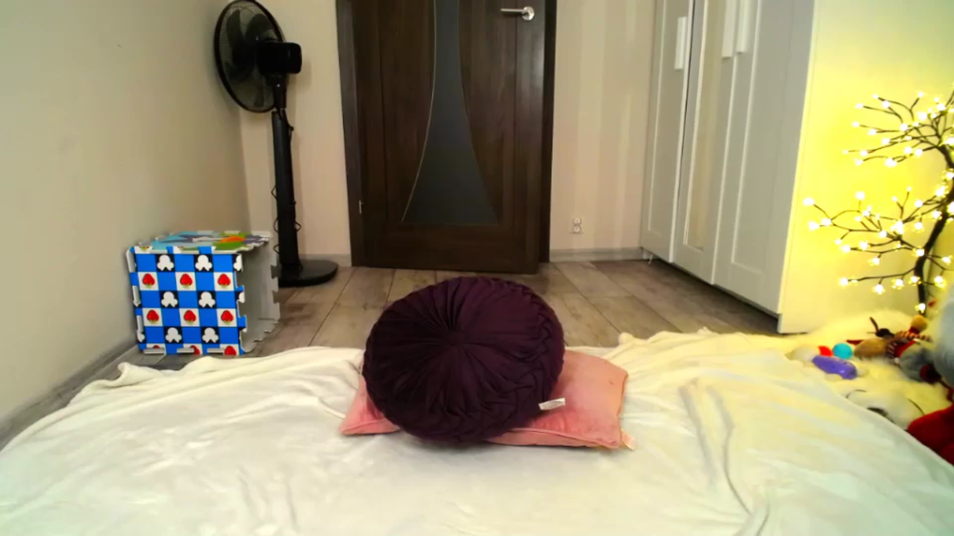 Gallery image thumbnail from Boney_M's myfreecams stream on, 12/19/2022, 24:31 image 9 of 20