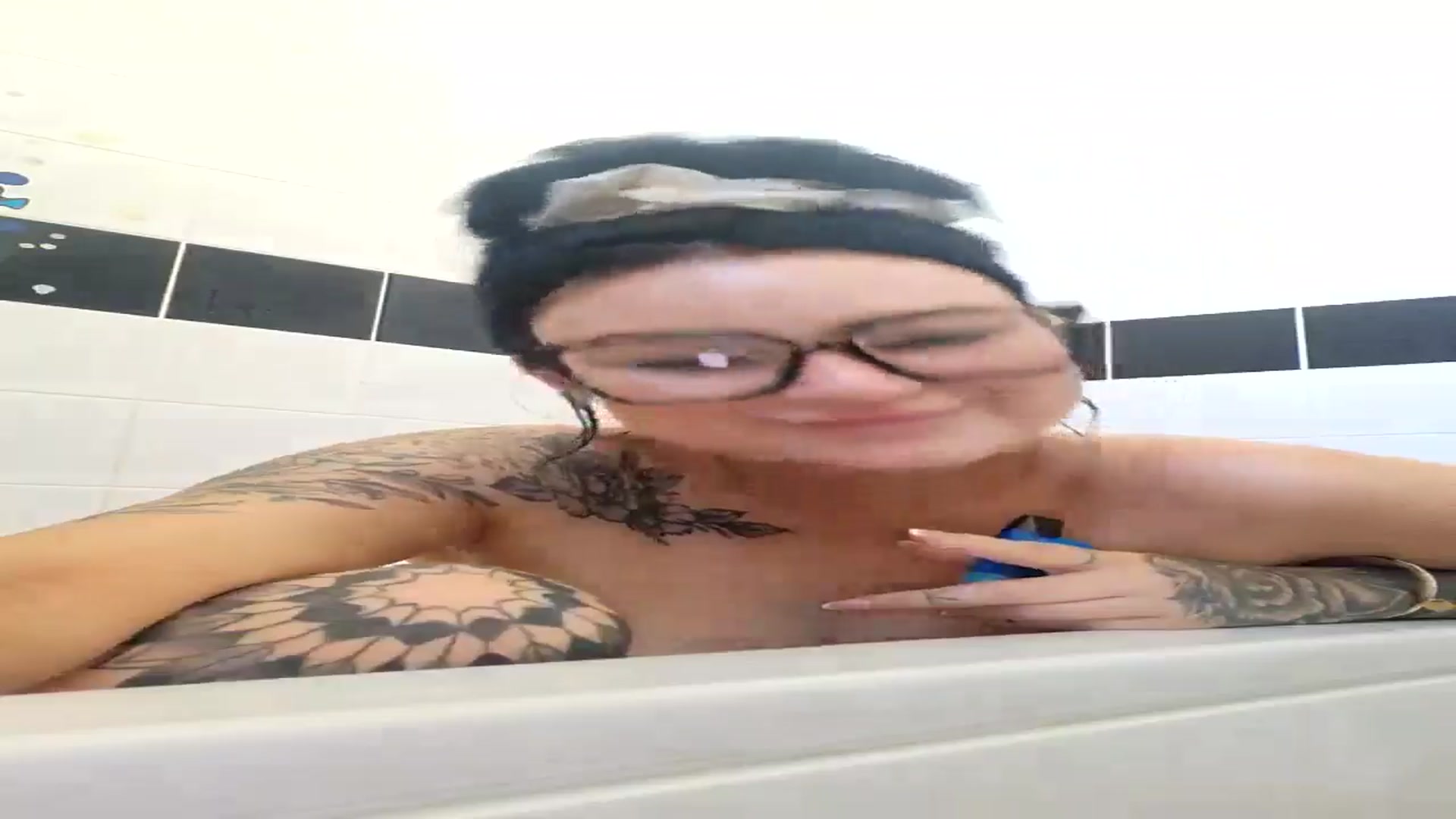 Gallery image thumbnail from BooXOXOX's myfreecams stream on, 09/17/2024, 12:21 image 15 of 20