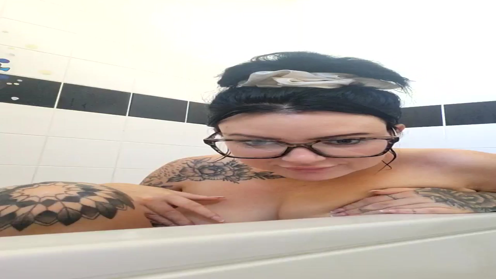 Gallery image thumbnail from BooXOXOX's myfreecams stream on, 09/17/2024, 12:21 image 17 of 20