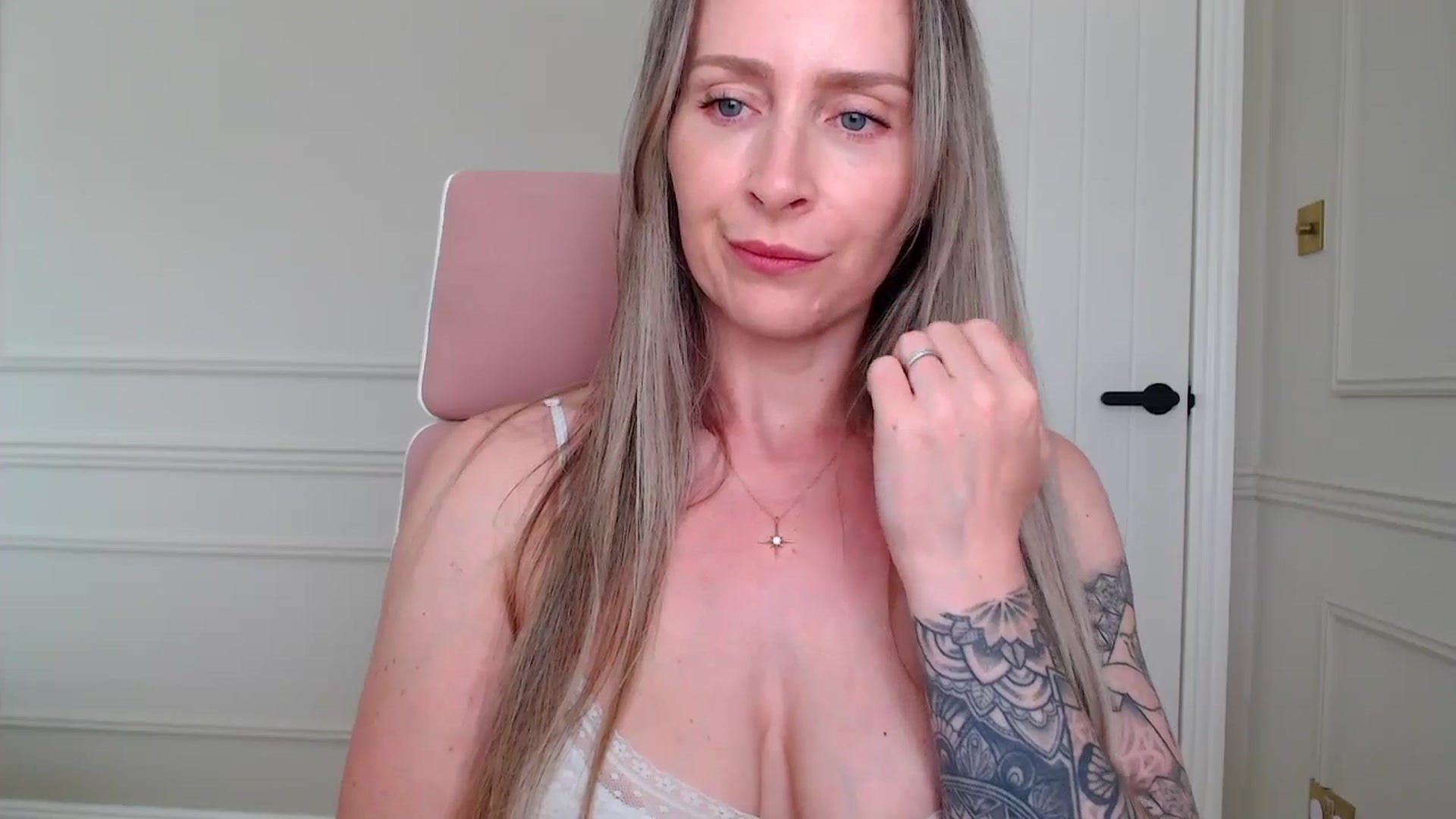 Gallery image thumbnail from Boob_Jiggler's myfreecams stream on, 05/18/2025, 15:20 image 18 of 20