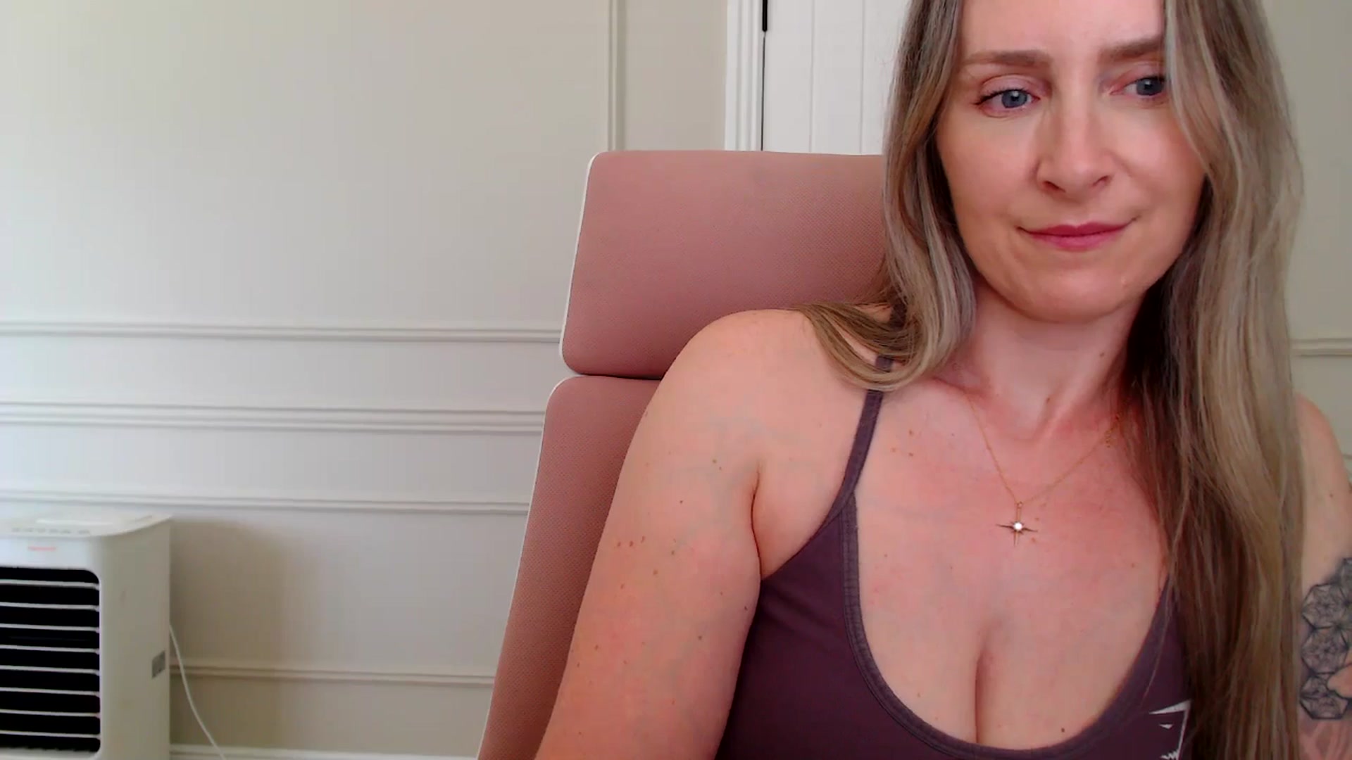 Gallery image thumbnail from Boob_Jiggler's myfreecams stream on, 06/26/2025, 14:04 image 2 of 20