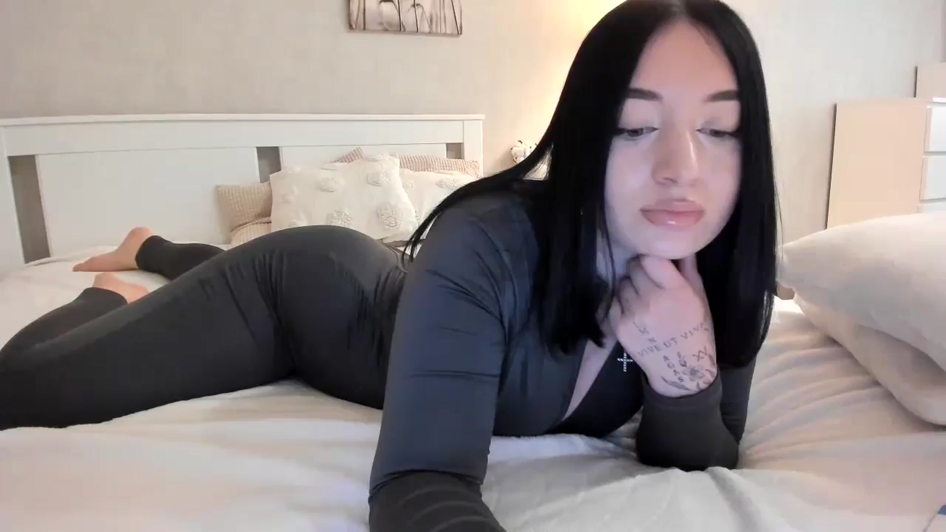 Gallery image thumbnail from BoredRoom's myfreecams stream on, 05/20/2024, 08:43 image 14 of 20
