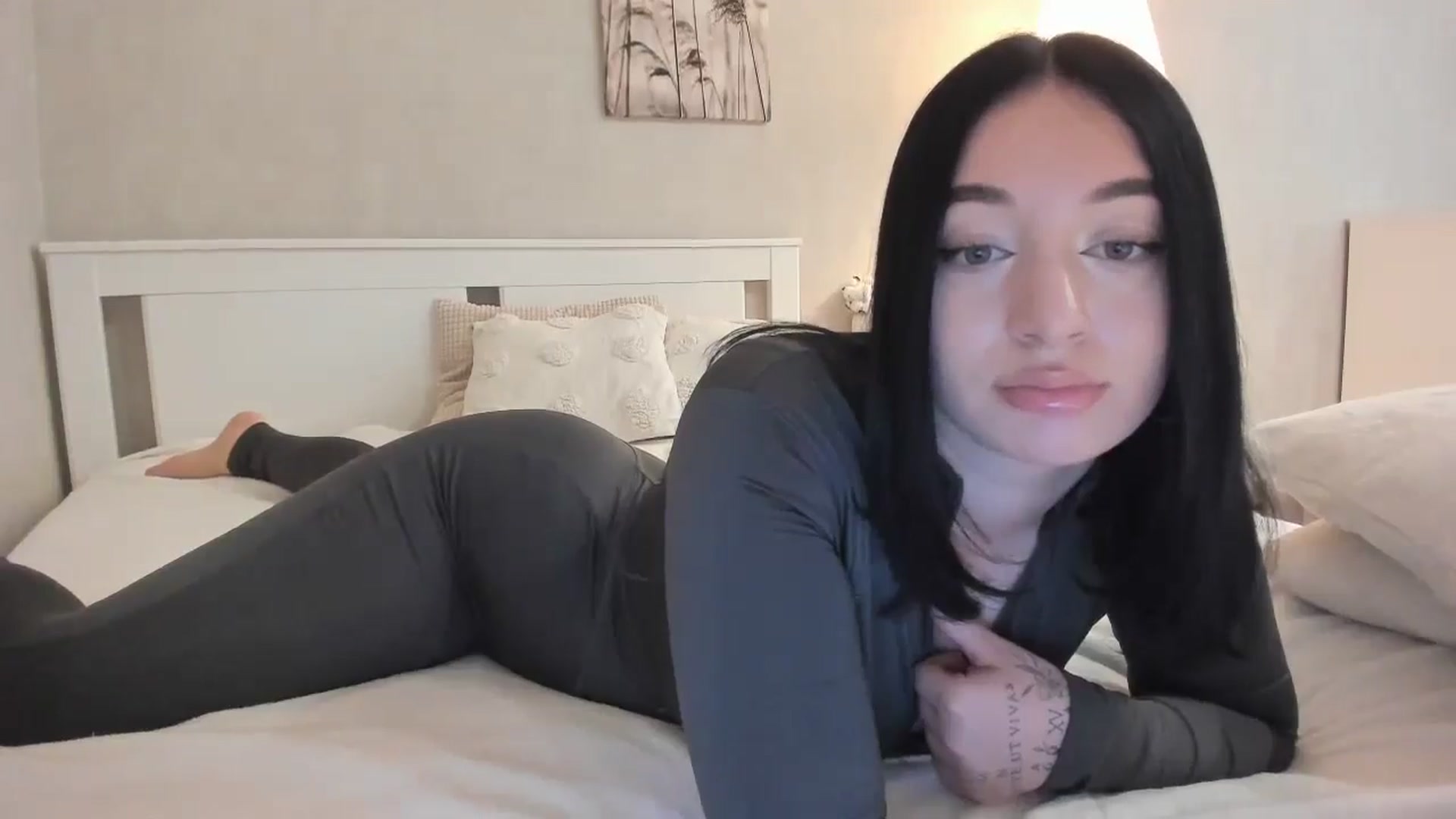 Gallery image thumbnail from BoredRoom's myfreecams stream on, 05/20/2024, 11:12 image 5 of 20