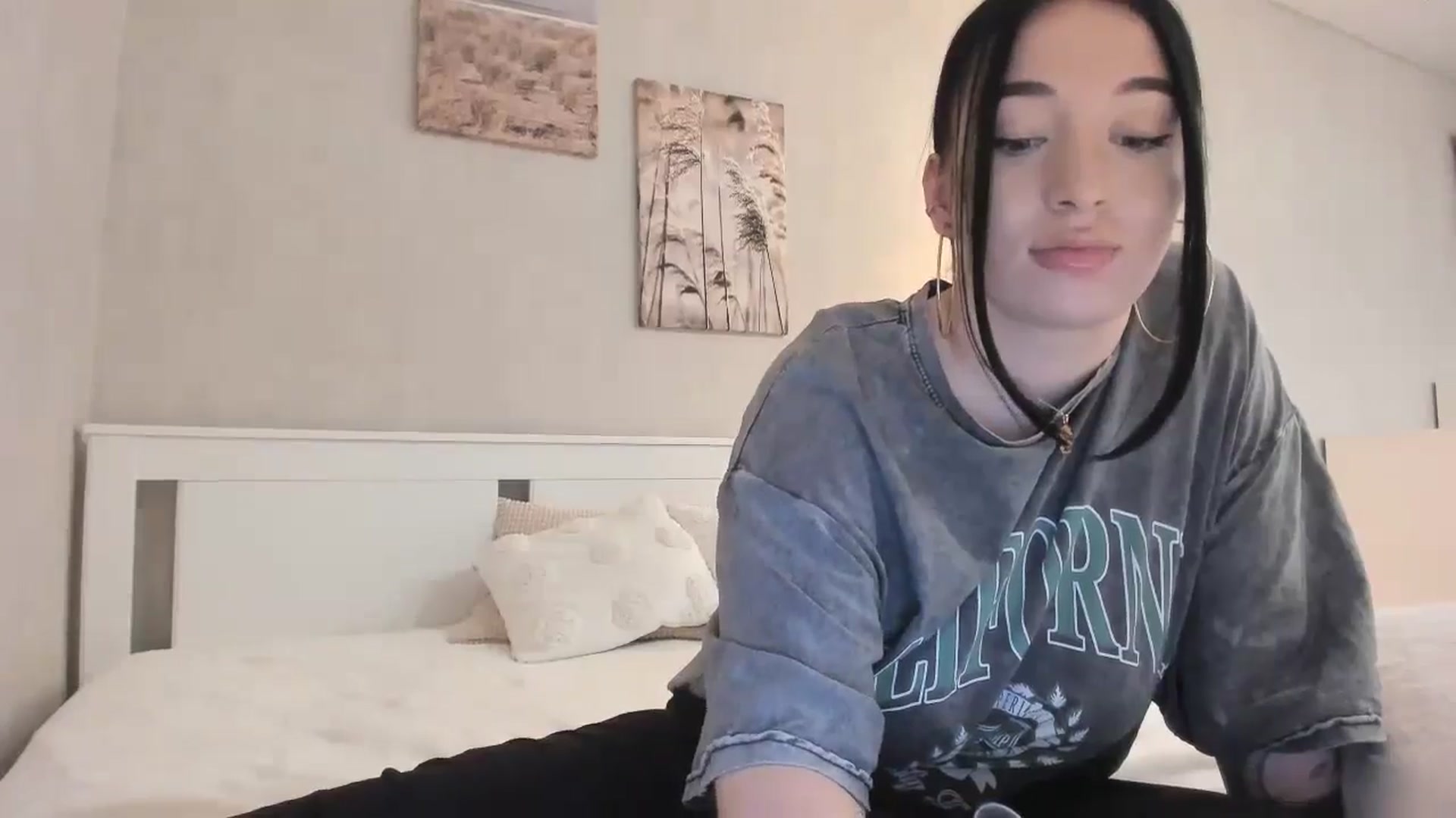 Gallery image thumbnail from BoredRoom's myfreecams stream on, 05/23/2024, 09:03 image 12 of 20