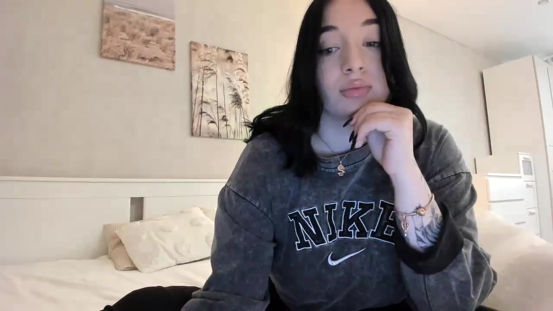 Gallery image thumbnail from BoredRoom's myfreecams stream on, 06/03/2024, 08:02 image 8 of 20