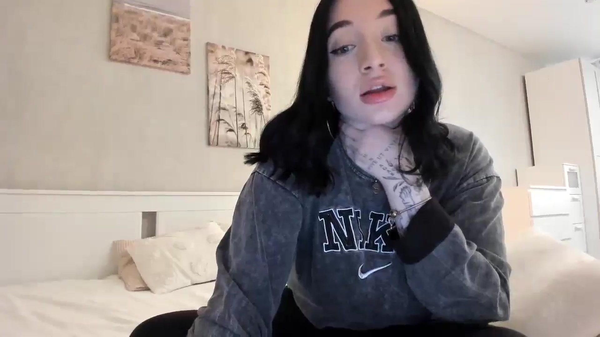 Gallery image thumbnail from BoredRoom's myfreecams stream on, 06/03/2024, 08:02 image 16 of 20