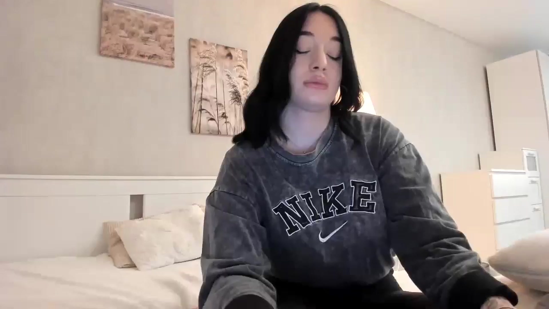 Gallery image thumbnail from BoredRoom's myfreecams stream on, 06/03/2024, 09:18 image 18 of 20