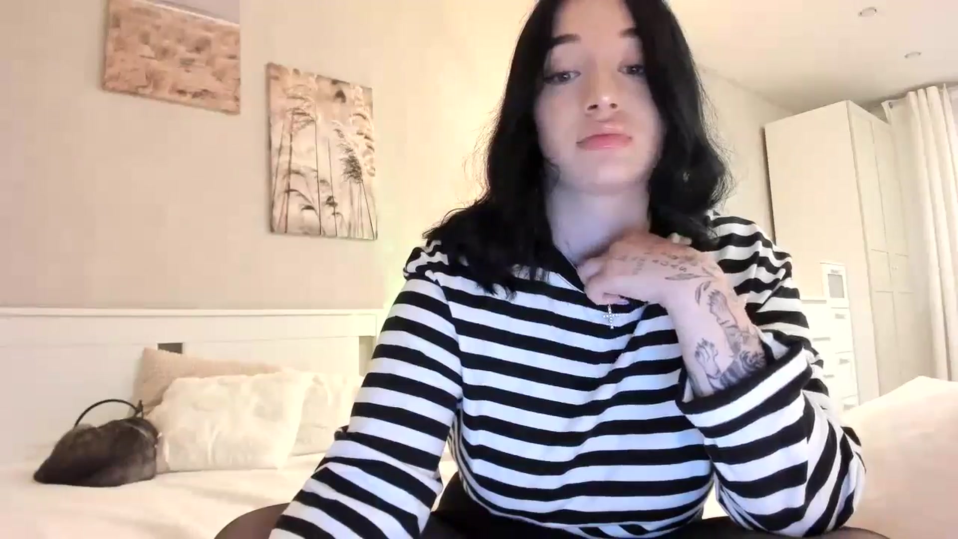 Gallery image thumbnail from BoredRoom's myfreecams stream on, 06/25/2024, 10:16 image 14 of 20